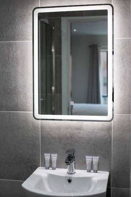 Luxury, Sleeps 6, City Centre Belfast Exteriör bild