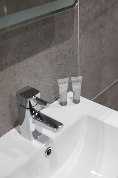 Luxury, Sleeps 6, City Centre Belfast Exteriör bild